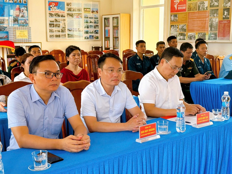 Lãnh đạo phường Thanh Liệt thăm, tặng quà tân binh tại Trung đoàn Bộ binh 692 và Sư đoàn Phòng không 361- Ảnh 1.