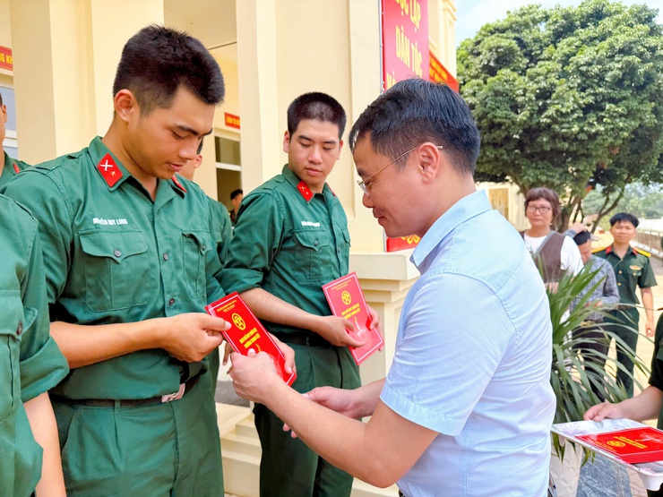 Lãnh đạo phường Thanh Liệt thăm, tặng quà tân binh tại Trung đoàn Bộ binh 692 và Sư đoàn Phòng không 361- Ảnh 14.