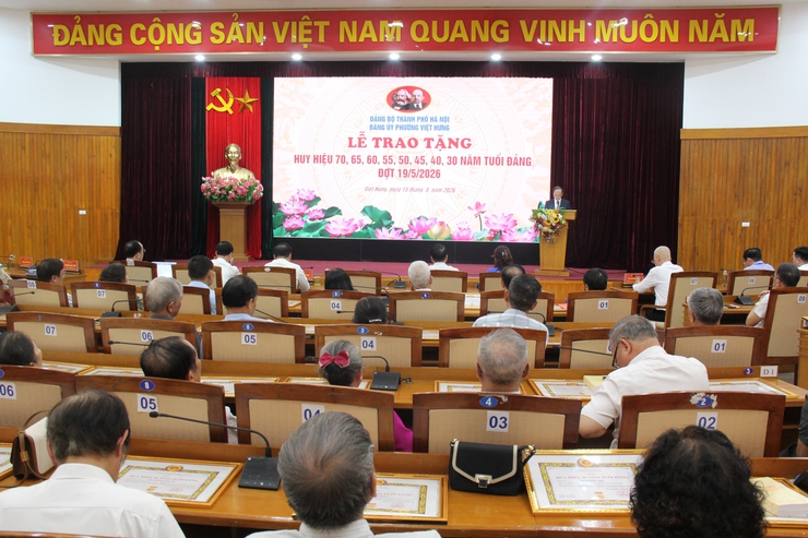 Đảng ủy phường Việt Hưng trang trọng tổ chức Lễ trao tặng Huy hiệu Đảng đợt 19/5/2026.- Ảnh 1. Đảng ủy phường Việt Hưng trang trọng tổ chức Lễ trao tặng Huy hiệu Đảng đợt 19/5/2026.- Ảnh 1.