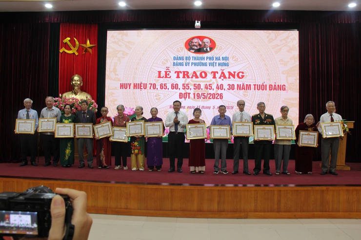 Đảng ủy phường Việt Hưng trang trọng tổ chức Lễ trao tặng Huy hiệu Đảng đợt 19/5/2026.- Ảnh 11.
