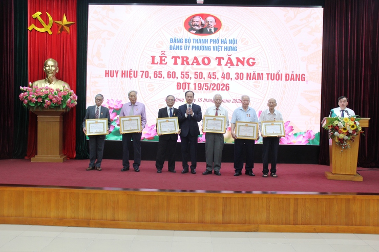 Đảng ủy phường Việt Hưng trang trọng tổ chức Lễ trao tặng Huy hiệu Đảng đợt 19/5/2026.- Ảnh 2.
