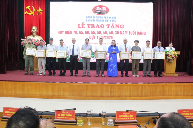 Đảng ủy phường Việt Hưng trang trọng tổ chức Lễ trao tặng Huy hiệu Đảng đợt 19/5/2026.- Ảnh 3.