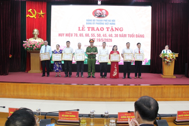 Đảng ủy phường Việt Hưng trang trọng tổ chức Lễ trao tặng Huy hiệu Đảng đợt 19/5/2026.- Ảnh 4.