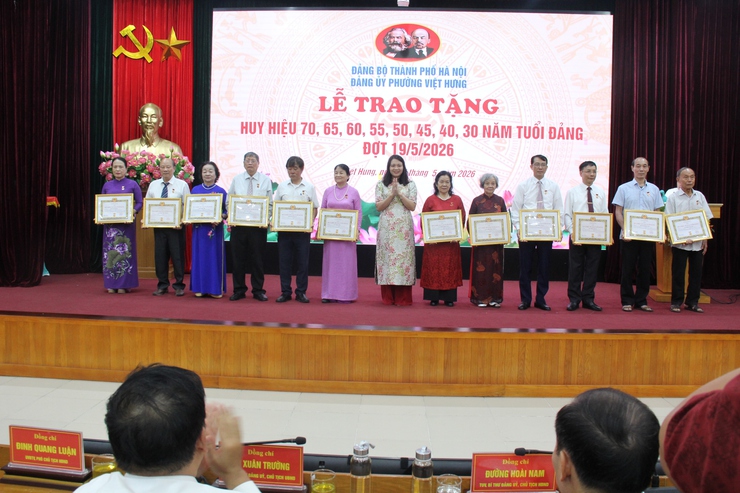 Đảng ủy phường Việt Hưng trang trọng tổ chức Lễ trao tặng Huy hiệu Đảng đợt 19/5/2026.- Ảnh 5.