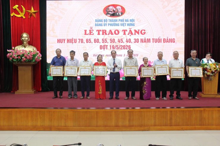 Đảng ủy phường Việt Hưng trang trọng tổ chức Lễ trao tặng Huy hiệu Đảng đợt 19/5/2026.- Ảnh 6.