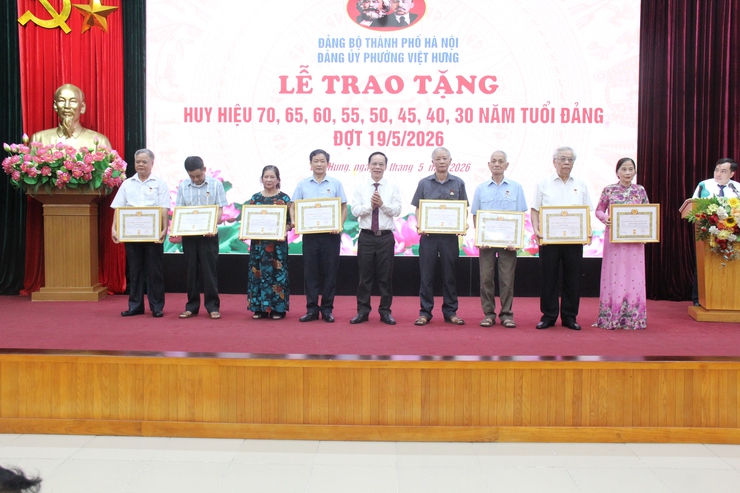 Đảng ủy phường Việt Hưng trang trọng tổ chức Lễ trao tặng Huy hiệu Đảng đợt 19/5/2026.- Ảnh 7.