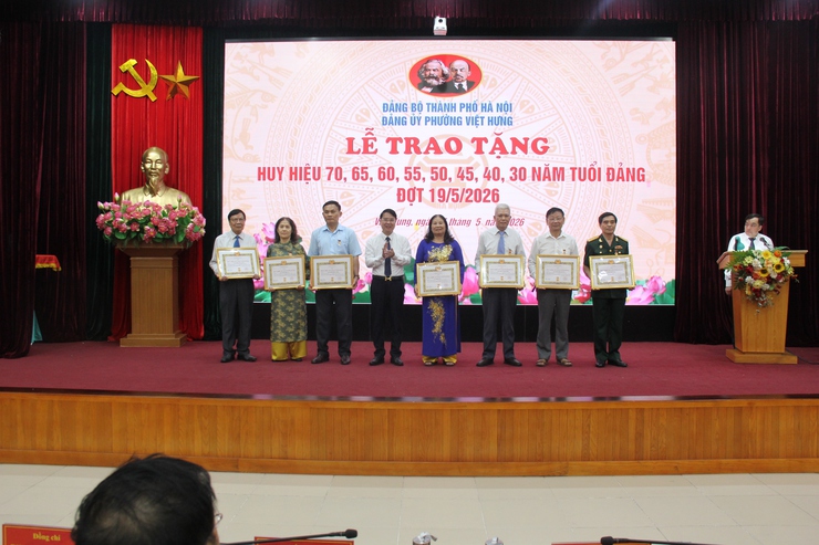 Đảng ủy phường Việt Hưng trang trọng tổ chức Lễ trao tặng Huy hiệu Đảng đợt 19/5/2026.- Ảnh 8.