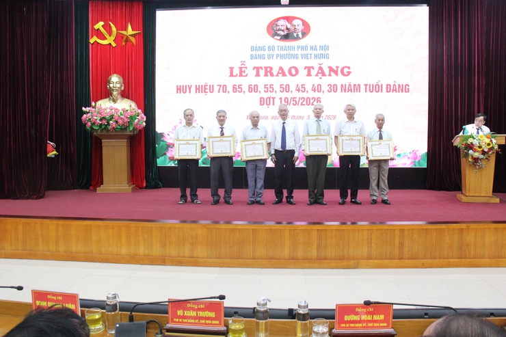 Đảng ủy phường Việt Hưng trang trọng tổ chức Lễ trao tặng Huy hiệu Đảng đợt 19/5/2026.- Ảnh 9.
