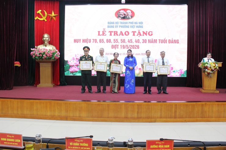 Đảng ủy phường Việt Hưng trang trọng tổ chức Lễ trao tặng Huy hiệu Đảng đợt 19/5/2026.- Ảnh 10.
