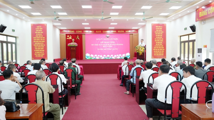 Đảng bộ phường Yên Nghĩa trang trọng tổ chức lễ trao Huy hiệu Đảng đợt 19/5- Ảnh 8.