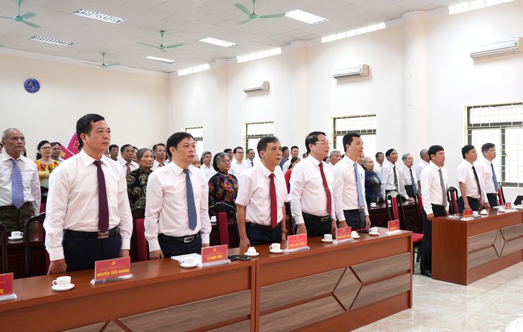 33 đảng viên xã Bát Tràng vinh dự nhận Huy hiệu Đảng đợt 19/5- Ảnh 1.