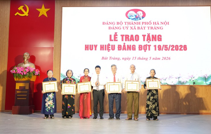 33 đảng viên xã Bát Tràng vinh dự nhận Huy hiệu Đảng đợt 19/5- Ảnh 2.