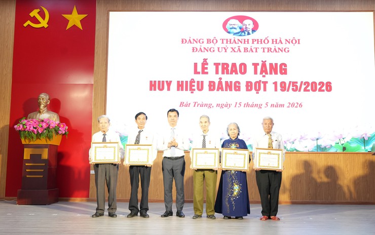 33 đảng viên xã Bát Tràng vinh dự nhận Huy hiệu Đảng đợt 19/5- Ảnh 3.