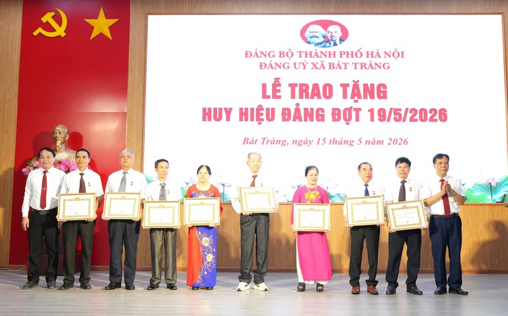 33 đảng viên xã Bát Tràng vinh dự nhận Huy hiệu Đảng đợt 19/5- Ảnh 5.