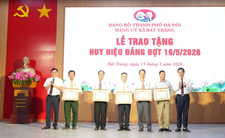 33 đảng viên xã Bát Tràng vinh dự nhận Huy hiệu Đảng đợt 19/5- Ảnh 6.