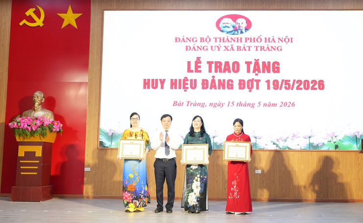 33 đảng viên xã Bát Tràng vinh dự nhận Huy hiệu Đảng đợt 19/5- Ảnh 7.