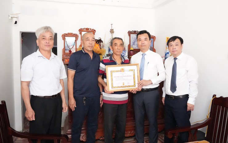 33 đảng viên xã Bát Tràng vinh dự nhận Huy hiệu Đảng đợt 19/5- Ảnh 8.