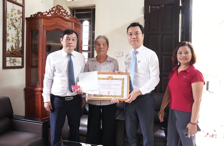 33 đảng viên xã Bát Tràng vinh dự nhận Huy hiệu Đảng đợt 19/5- Ảnh 9.