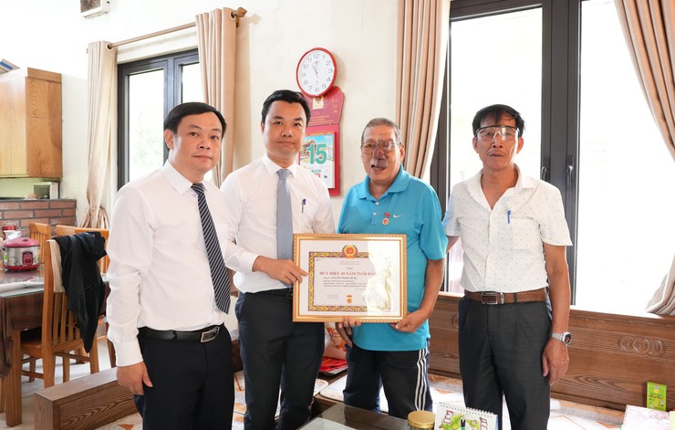 33 đảng viên xã Bát Tràng vinh dự nhận Huy hiệu Đảng đợt 19/5- Ảnh 10.