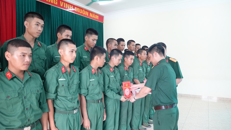 Phường Yên Nghĩa thăm, động viên chiến sĩ mới nhập ngũ năm 2026- Ảnh 3.