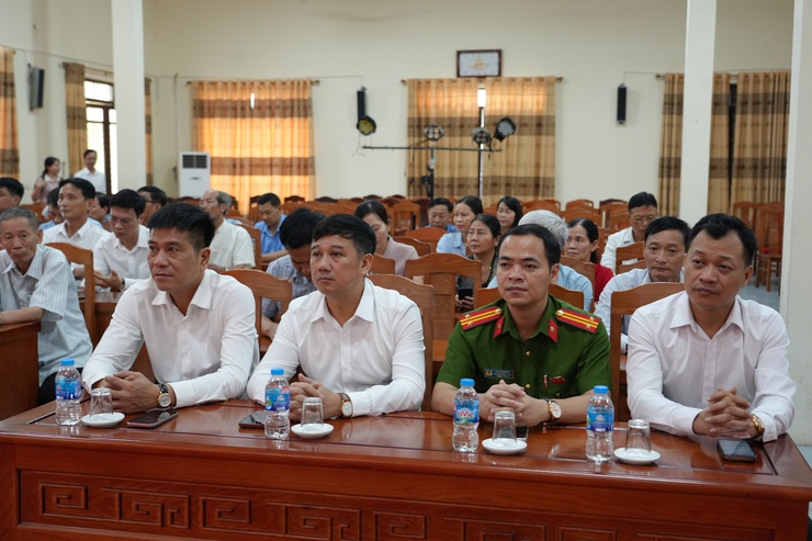 Đảng ủy xã Liên Minh trao huy hiệu Đảng đợt 19/5/2026- Ảnh 7.