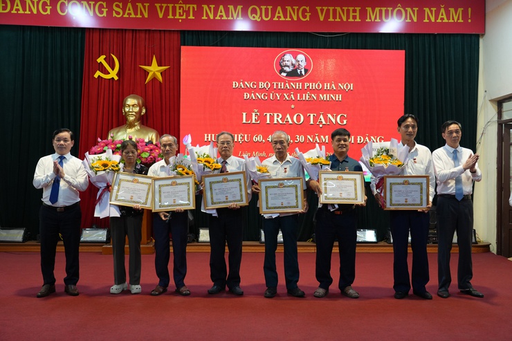 Đảng ủy xã Liên Minh trao huy hiệu Đảng đợt 19/5/2026- Ảnh 6.