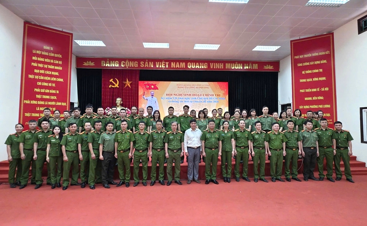 Đảng ủy Công an phường Phú Lương tổ chức Hội nghị sinh hoạt chính trị kỷ niệm 136 năm Ngày sinh Chủ tịch Hồ Chí Minh và thông tin thời sự chuyên đề năm 2026- Ảnh 3.