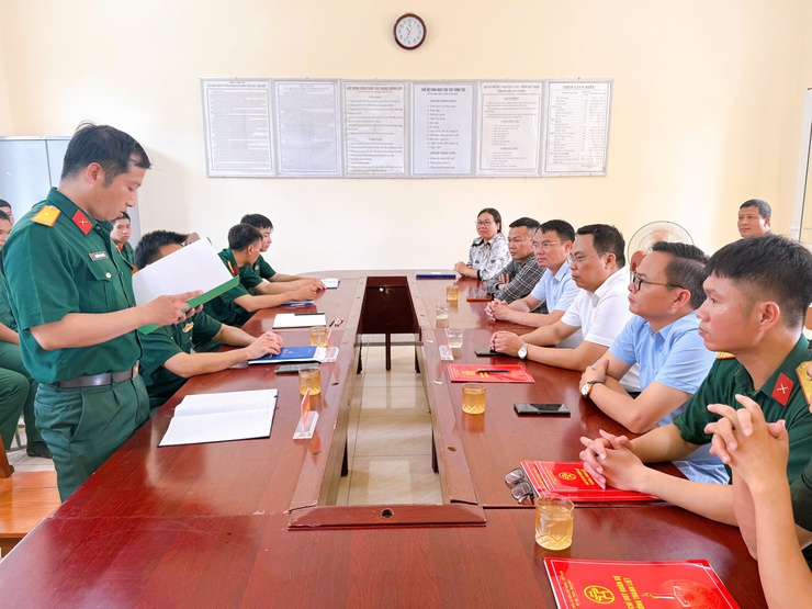 Lãnh đạo phường Thanh Liệt thăm, tặng quà tân binh tại Trung đoàn Bộ binh 692 và Sư đoàn Phòng không 361- Ảnh 5.