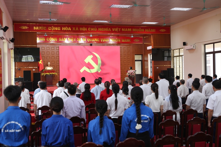 Xã Bất Bạt trao Huy hiệu Đảng đợt 19/5 cho 41 đảng viên- Ảnh 1.
