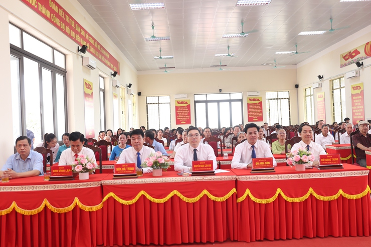 Xã Bất Bạt trao Huy hiệu Đảng đợt 19/5 cho 41 đảng viên- Ảnh 2.