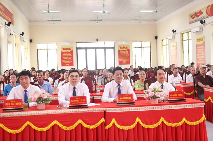 Xã Bất Bạt trao Huy hiệu Đảng đợt 19/5 cho 41 đảng viên- Ảnh 3.