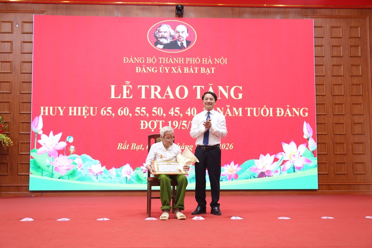 Xã Bất Bạt trao Huy hiệu Đảng đợt 19/5 cho 41 đảng viên- Ảnh 6.