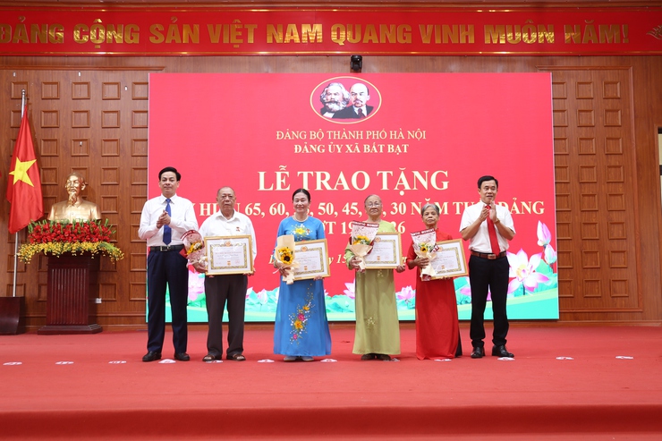 Xã Bất Bạt trao Huy hiệu Đảng đợt 19/5 cho 41 đảng viên- Ảnh 7.