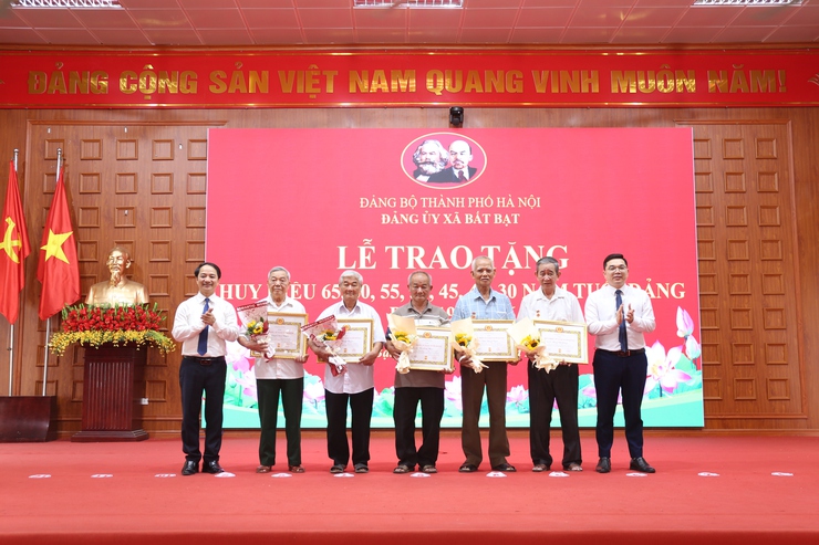 Xã Bất Bạt trao Huy hiệu Đảng đợt 19/5 cho 41 đảng viên- Ảnh 8.
