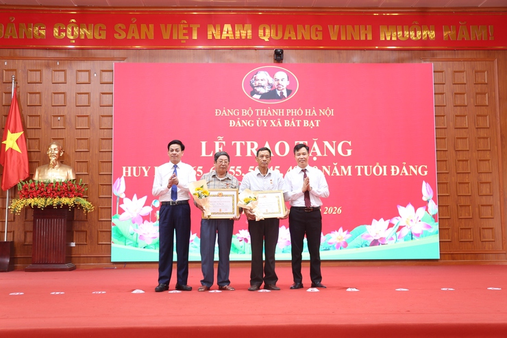 Xã Bất Bạt trao Huy hiệu Đảng đợt 19/5 cho 41 đảng viên- Ảnh 9.