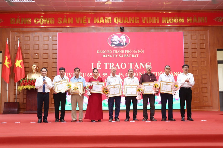 Xã Bất Bạt trao Huy hiệu Đảng đợt 19/5 cho 41 đảng viên- Ảnh 10.