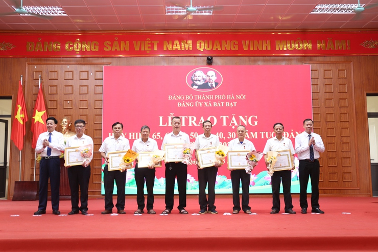 Xã Bất Bạt trao Huy hiệu Đảng đợt 19/5 cho 41 đảng viên- Ảnh 11.