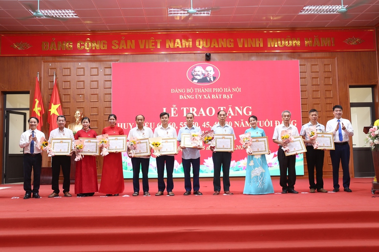 Xã Bất Bạt trao Huy hiệu Đảng đợt 19/5 cho 41 đảng viên- Ảnh 12.