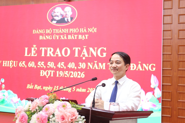 Xã Bất Bạt trao Huy hiệu Đảng đợt 19/5 cho 41 đảng viên- Ảnh 5.