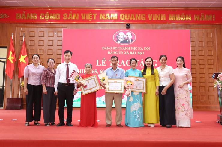 Xã Bất Bạt trao Huy hiệu Đảng đợt 19/5 cho 41 đảng viên- Ảnh 13.