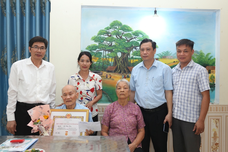 Xã Bất Bạt trao Huy hiệu Đảng đợt 19/5 cho 41 đảng viên- Ảnh 14.
