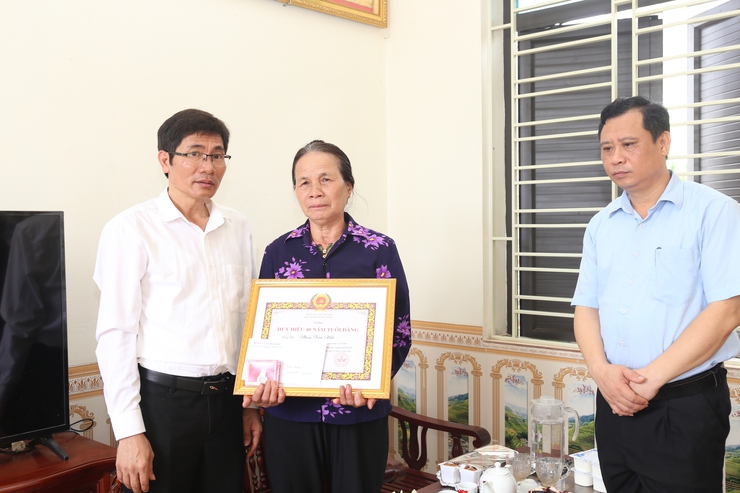 Xã Bất Bạt trao Huy hiệu Đảng đợt 19/5 cho 41 đảng viên- Ảnh 15.