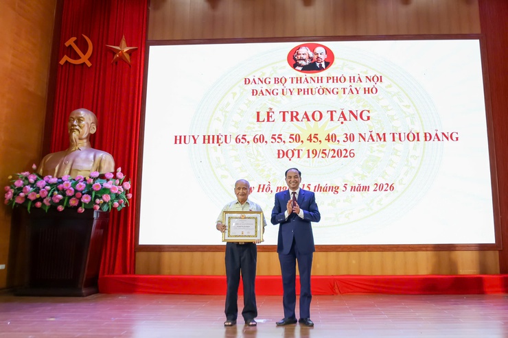 Đảng ủy phường Tây Hồ trao tặng Huy hiệu Đảng đợt 19-5 cho 168 đảng viên- Ảnh 3.