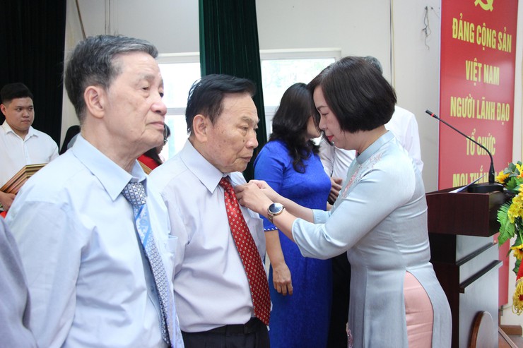 Trang trọng Lễ trao tặng Huy hiệu Đảng dịp 19/5- Ảnh 5.