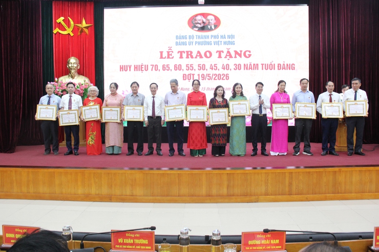 Đảng ủy phường Việt Hưng trang trọng tổ chức Lễ trao tặng Huy hiệu Đảng đợt 19/5/2026.- Ảnh 12.