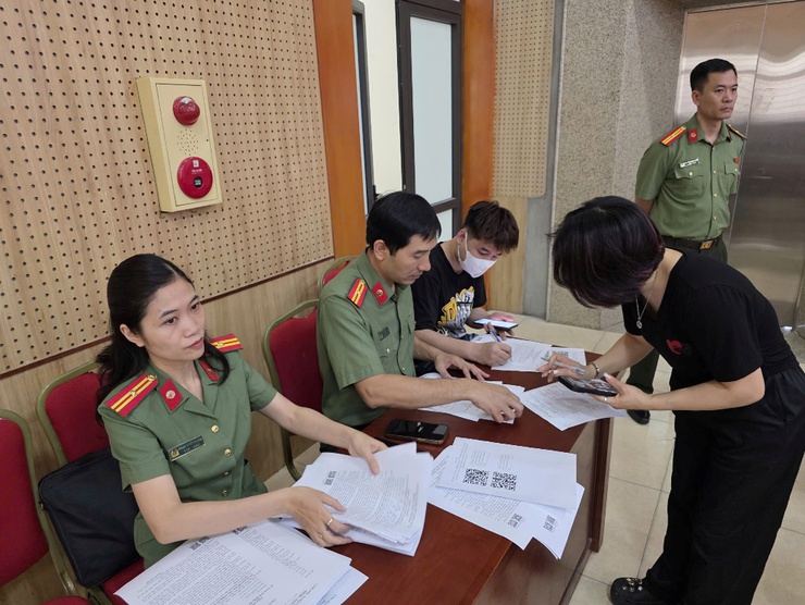 Công an phường Phương Liệt tổ chức Hội nghị tập huấn, phổ biến các quy định của pháp luật về công tác quản lý lưu trú và quản lý người nước ngoài,  tổ chức ký cam kết chấp hành các quy định về ANTT cho các cơ sở lưu- Ảnh 4.