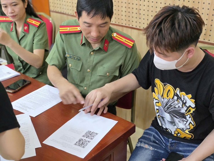 Công an phường Phương Liệt tổ chức Hội nghị tập huấn, phổ biến các quy định của pháp luật về công tác quản lý lưu trú và quản lý người nước ngoài,  tổ chức ký cam kết chấp hành các quy định về ANTT cho các cơ sở lưu- Ảnh 5.