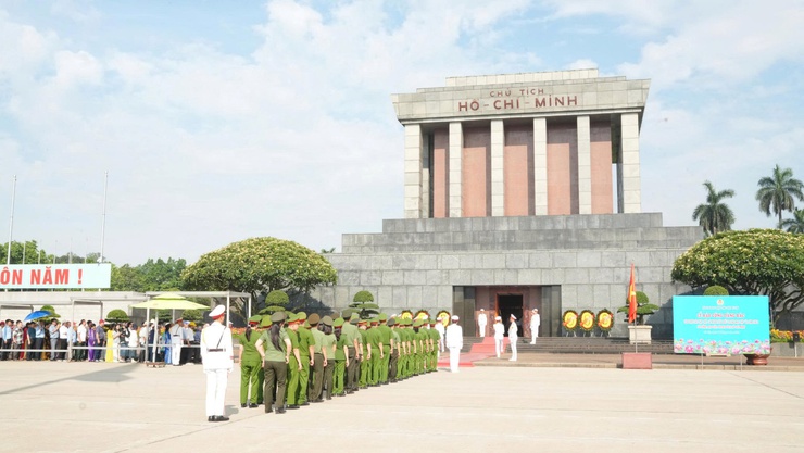 Cụm thi đua số 19 Công an Thành phố Hà Nội dâng hoa và báo công tại Lăng Bác- Ảnh 1.