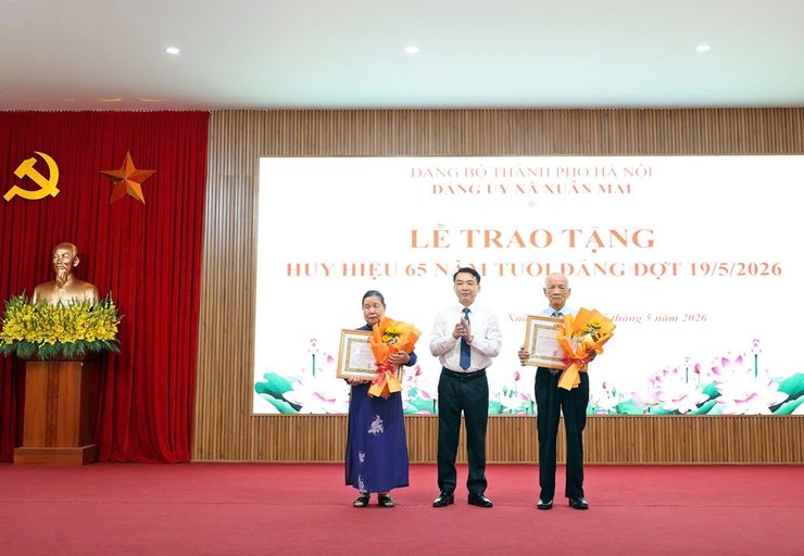 Xuân Mai: 60 đảng viên cao niên vinh dự được nhận huy hiệu Đảng đợt 19/5/2026- Ảnh 3.
