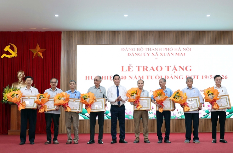 Xuân Mai: 60 đảng viên cao niên vinh dự được nhận huy hiệu Đảng đợt 19/5/2026- Ảnh 9.